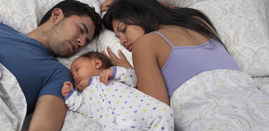 لن تنام مع طفلك في السرير نفسه بعد هذه المعلومات!
