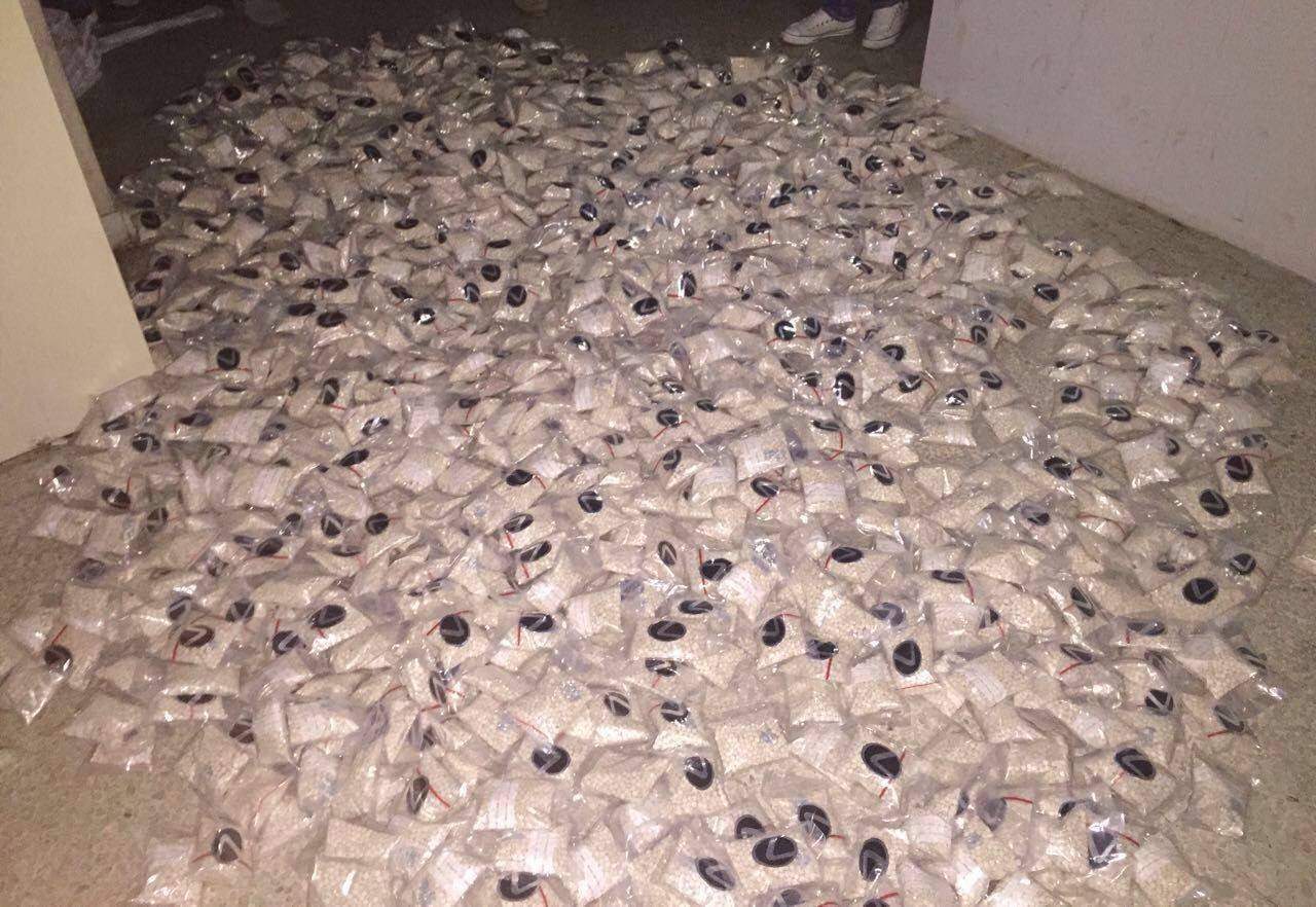 بالصور: مليون وأربعة آلاف حبة كبتاغون داخل خزائن خشبية!