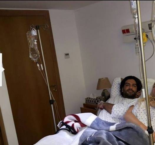 بالصورة: فنانة لبنانية شهيرة على فراش المستشفى مع زوجها!