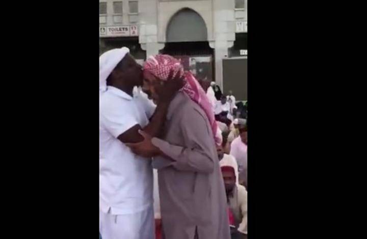 يالفيديو: مكافأة غير متوقعة لشاب خدم الصائمين في المسجد النبوي