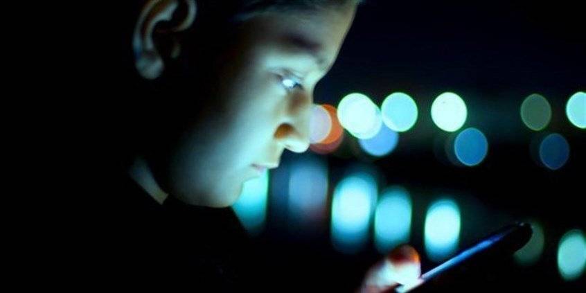 تحذير هام: لا تتصفّح هاتفك في السرير.. هذا ما حصل مع سيدتين !