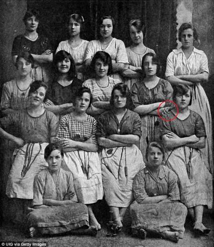 بالصور: ظهور شبح في صورة منذ عام 1900 !