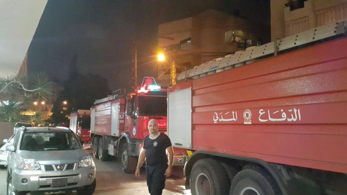 اخماد حريق شب في سيارة مركونة داخل مرآب احد المباني السكنية في منطقة الحازمية