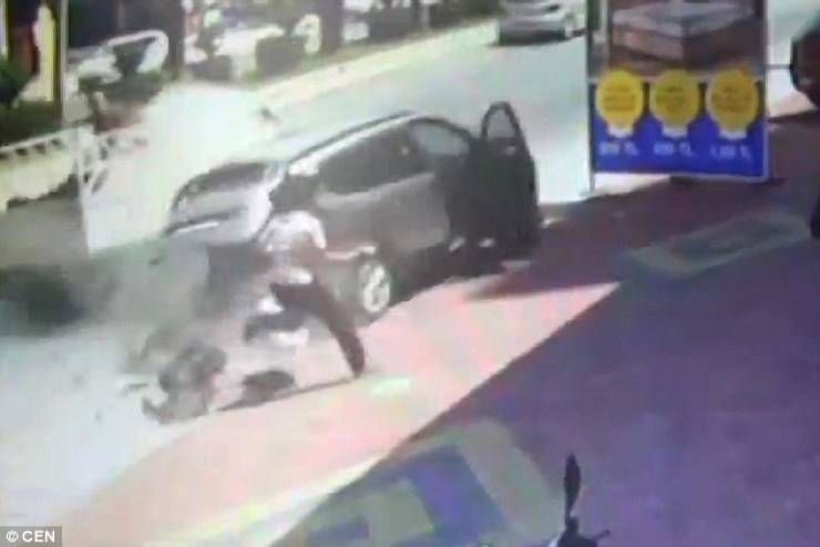 بالفيديو: حادث مروع ليس للقلوب الضعيفة