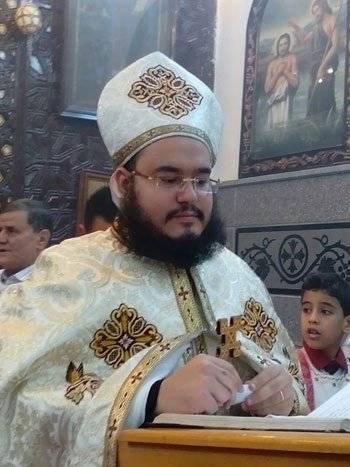 بالصور- قسّ مصري 