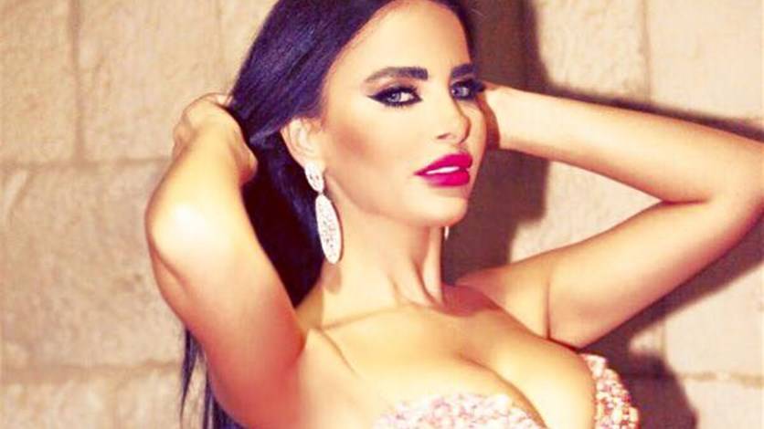 بالصورة.. ليال عبود شبه عارية من جديد على غلاف “نادين”!