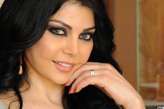 بالفيديو: هيفا وهبي تشعل الإنترنت من سريرها
