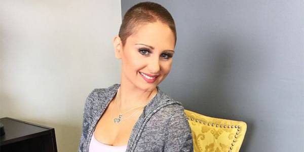 بالصور: نشرت صوراً لها عارية الصدر.. لكن الهدف سامٍ !