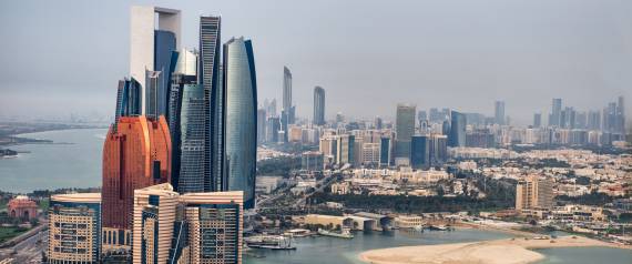انخفاض أسعار النفط يُجبر أبوظبي على التقشف