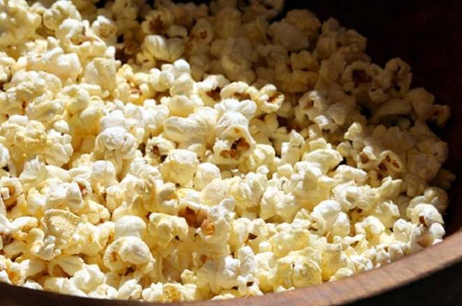 بالفيديو – طريقة مبدعة لعمل البوشار من دون ماكروويف أو نار !