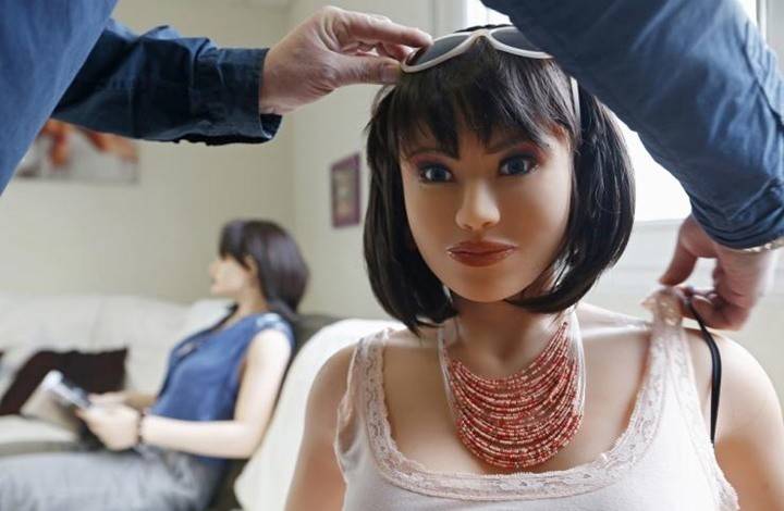 اقتحام منزل.. لإنقاذ دمية جنسية!