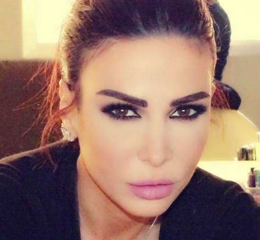 بالصورة الفاضحة: نيللي مقدسي تشعل "انستغرام"  بالمايوه بعد غياب طويل!