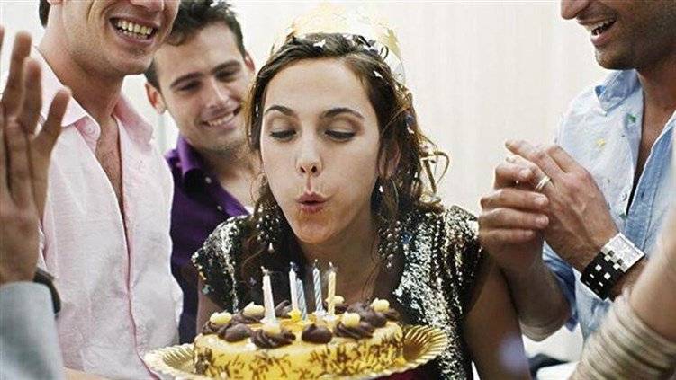 لهذا السبب لا يجب نفخ الشموع على قالب الحلوى أبدا..!