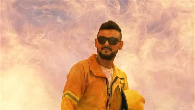 "رامز بيلعب بالنار" يتلقى علقة ساخنة من النجم العالمي ستيفن سيجال