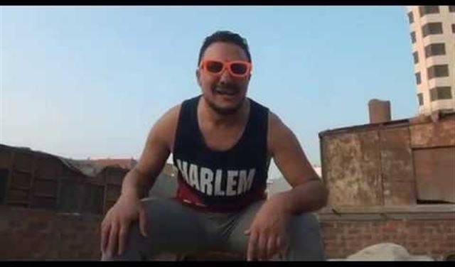 بالفيديو.. شاب يقلد رامز جلال ويشعل النار بمنزله