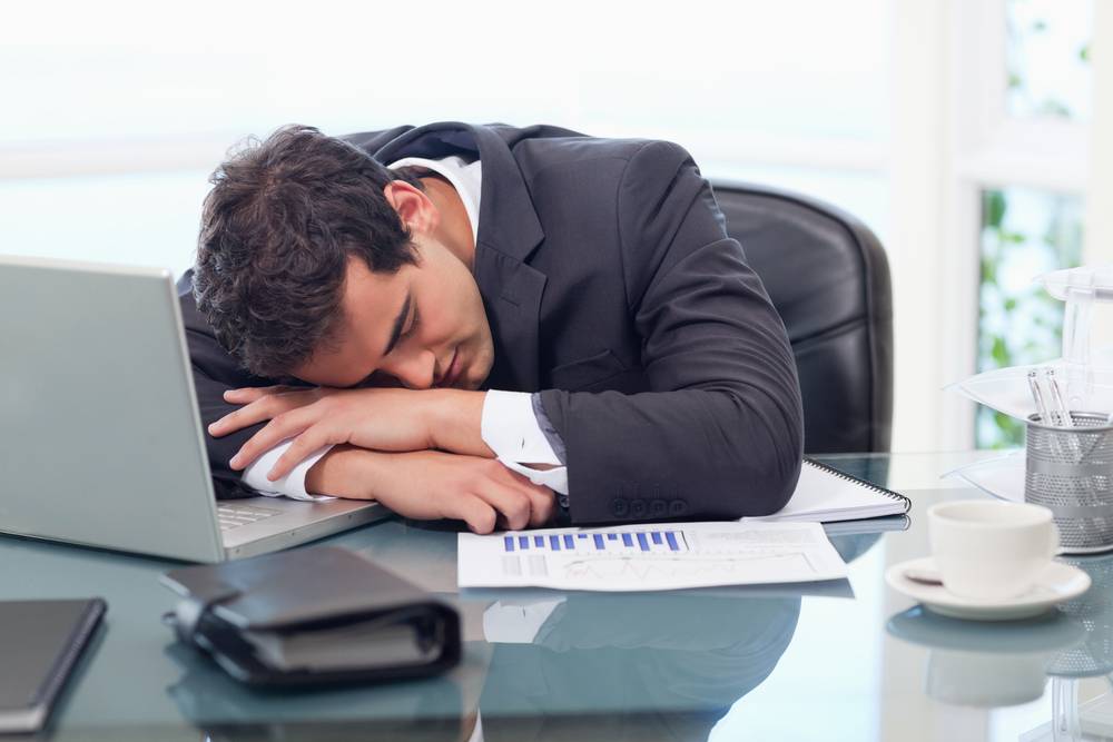 تخلد إلى النوم أثناء دوامك الوظيفي؟ إليك 8 حلول تحدّ من ذلك