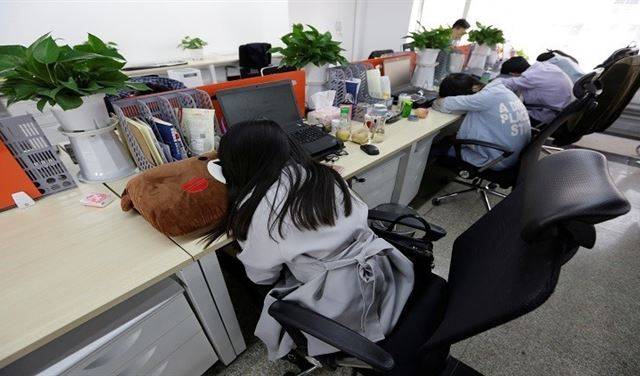 شركة عالمية تدفع لموظفيها لكي يناموا في العمل