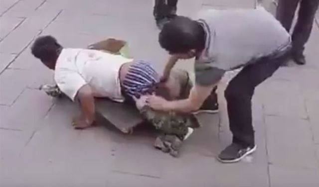 نزع سروال متسول مقعد فكشف عن مفاجأة !