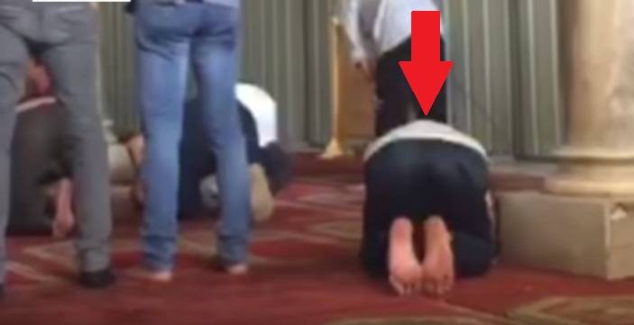 بالفيديو: شاب يُصلّي مخالفاً “قبلة” الجامع الأزهر ويبرر: “أعرف في الدّين .. القبلة غلط"!
