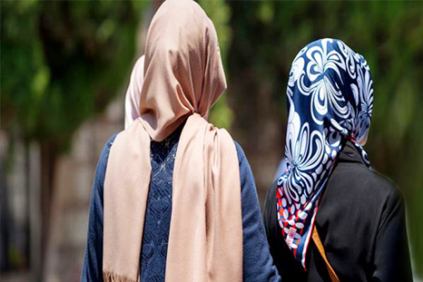 السباحة مع ذكور تحرم مسلمتين من ....!