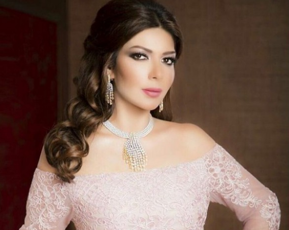 بالصورة - أصالة تستقبل سميرة سعيد بعباءة المنزل على الإفطار