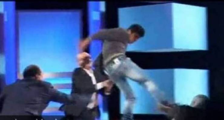 بالفيديو: شاب يركل والدته ويسبها على الهواء مباشرة!