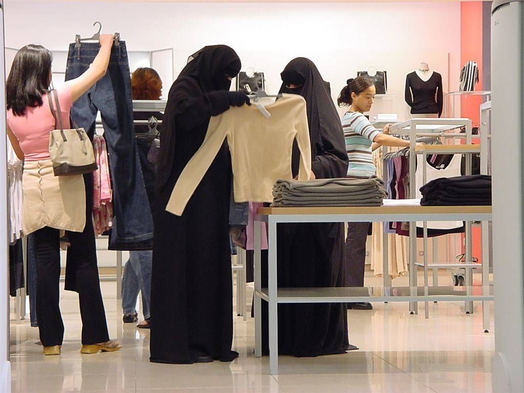 بالفيديو.. مصري يضرب ويشتم امرأة سعودية!