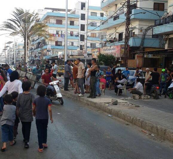 بالصورة: أهالي التبانة قطعوا الطريق عند شارع سوريا