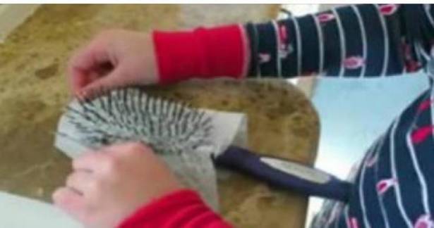 تضعُ منديلًا على الفرشاة قبل استخدامها.. لن تتوقعوا السبب!