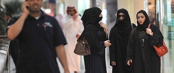 بالفيديو مصري يسب سعودية ويضربها داخل مركز تجاري بجدة.. فماذا كان رد فعل أبناء بلدها؟