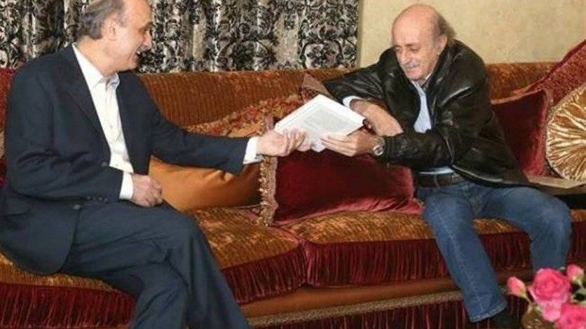 جنبلاط حمّل جعجع رسالة ود لعون