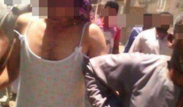بالفيديو.. ألبسوه زي امرأة وسحلوه لنشره صورا عارية لزوجته