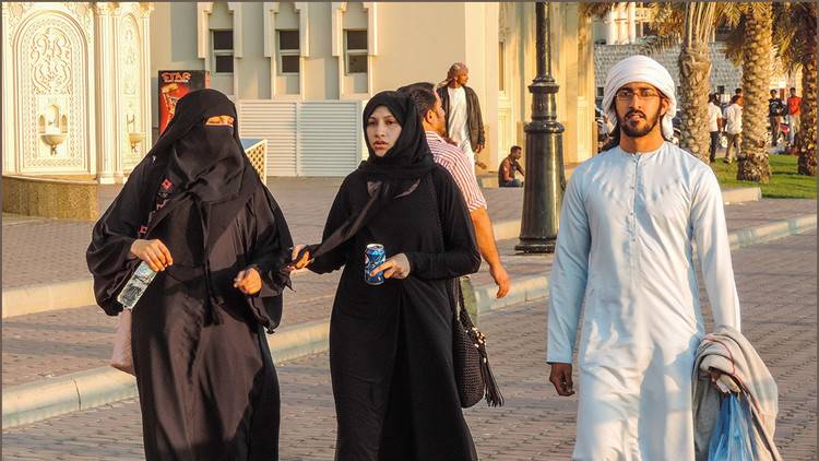 الإمارات تنصح مواطنيها بعدم ارتداء الزي التقليدي في الخارج