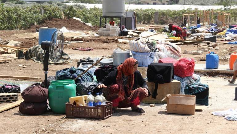 مجهولون يحرقون خيم النازحين فجراً