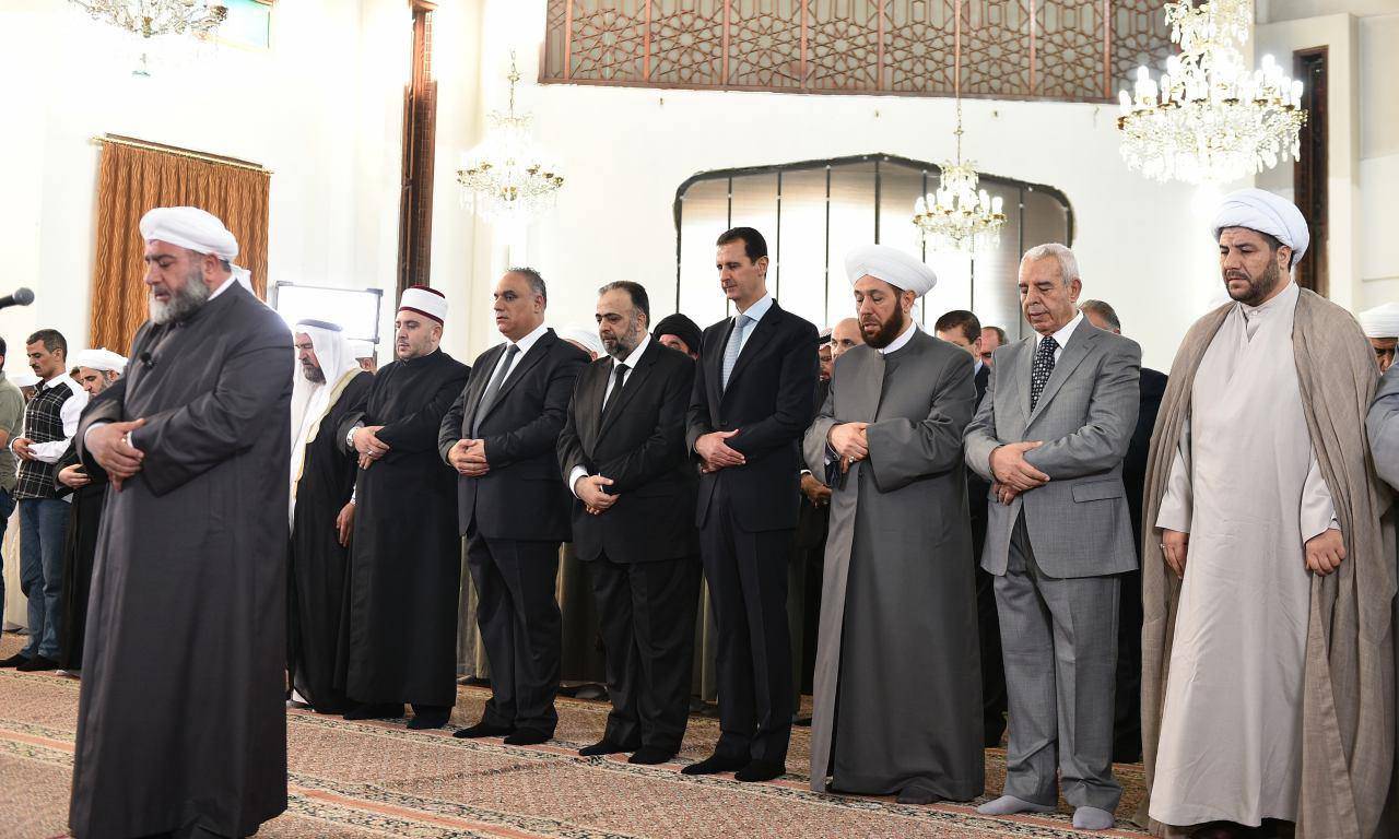 بالفيديو: الرئيس الأسد يؤدي صلاة العيد في حمص