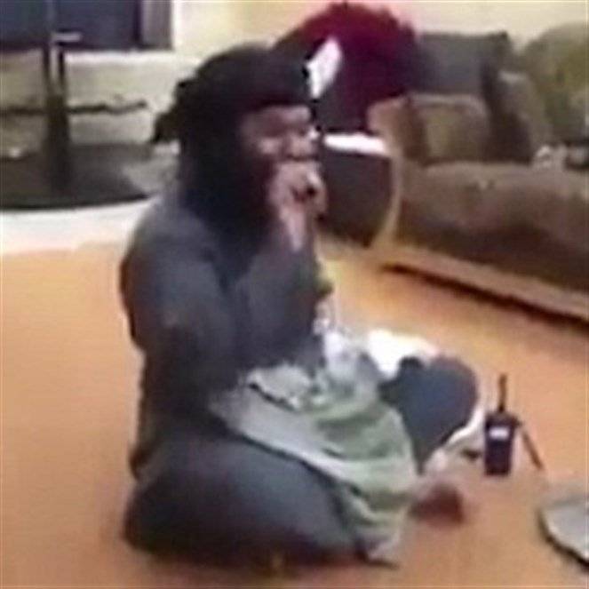 بالفيديو: "داعشي" يضحك مع أصدقائه أثناء اغتصاب امرأة وهو يحمل "سروال" صديقه!