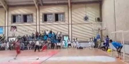 حكم إيراني يفارق الحياة على ارض الملعب ....شاهد بالفيديو
