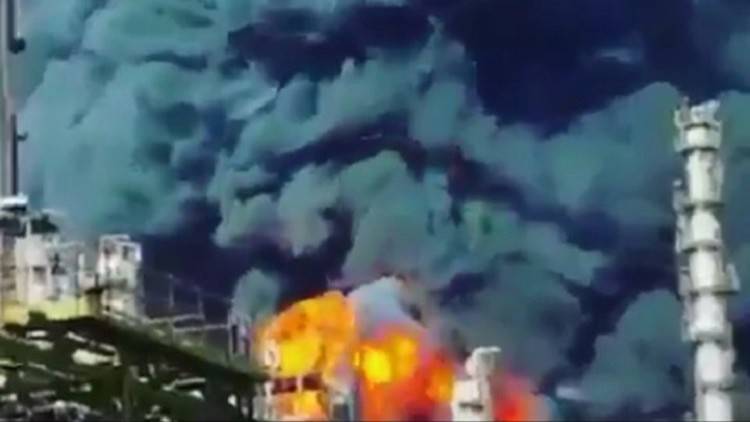 بالفيديو: انفجار وحريق ضخم بمجمع للبتروكيماويات في مدينة معشور الإيرانية