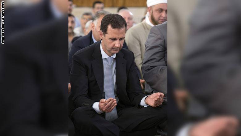 بالصور: الأسد يؤدي صلاة العيد في مسجد الصفا بحمص.. وخطيب العيد: طاب إيمانك بالله ورسوله
