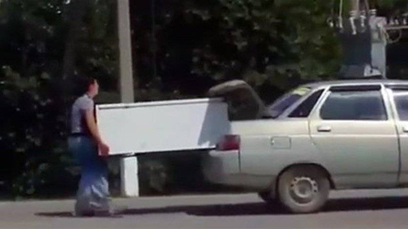 فيديو غريب: هذا ما فعله بحبيبته!
