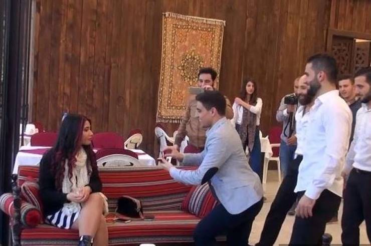 بالفيديو: رفضت عرضه للزواج امام الجميع.. فتبدلت العروس !