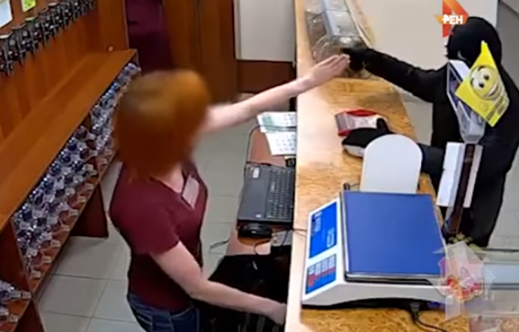 فيديو:  شاهدوا ماذا فعلت باللص وكيف منعته من سرقتها؟