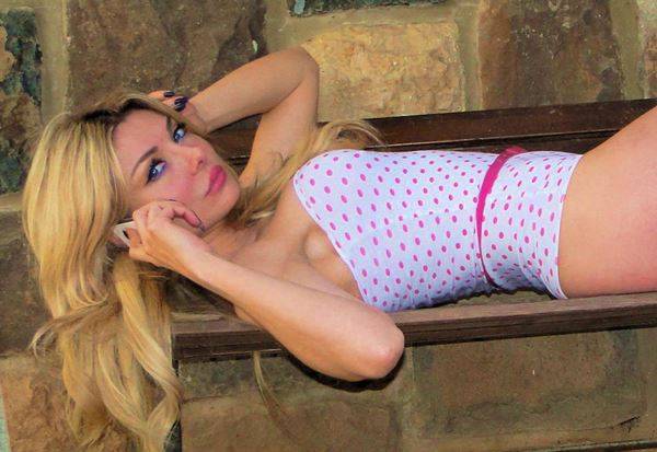 بالصورة:  ميريام كلينك تحمل البندقية لتحارب.. بشكل مثير!