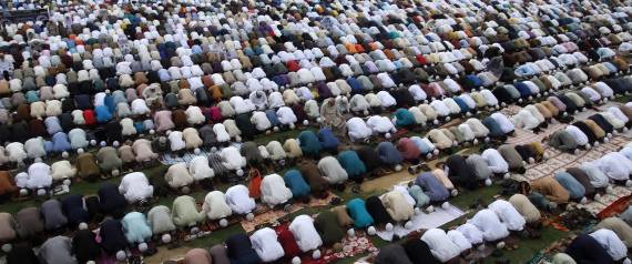 بالصور.. ملايين المسلمين في أنحاء العالم يحتفلون بعيد الفطر