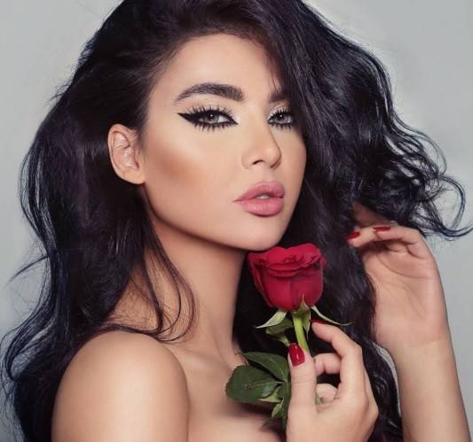 بالصور.. قمر تكشف عن بطنها بملابس فاضحة!