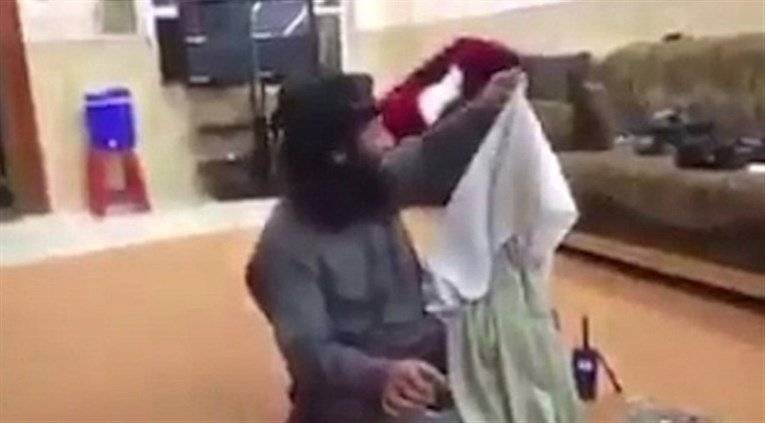 هذه خفايا فيديو الداعشي الذي سرق ثياب صديقه وهو يغتصب فتاة... جنسيته وتفاصيل الاعتداء!!