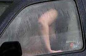 حلاق  يذبح عشيق زوجته بعد ضبطه معها وأسرة العشيق تقتل شقيقه ونجله