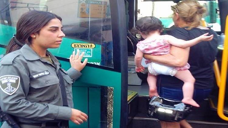 بالصور أنزلوهم وطردوهم من الحافلة لأنهم عرب