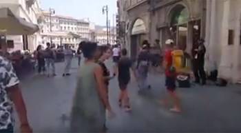 بالفيديو أكثر من مليون مشاهدة لعربي يشجع ابنته على الرقص في شارع اوروبي