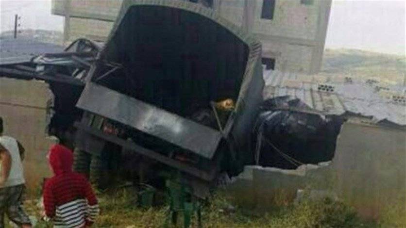 إنقلاب شاحنة للجيش اللبناني على طريق شكا